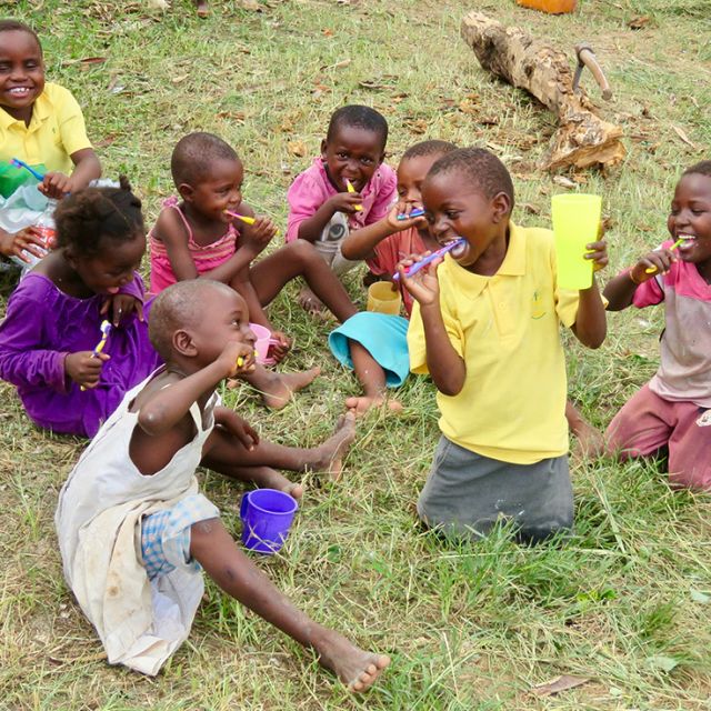 young kids cleaning teeth