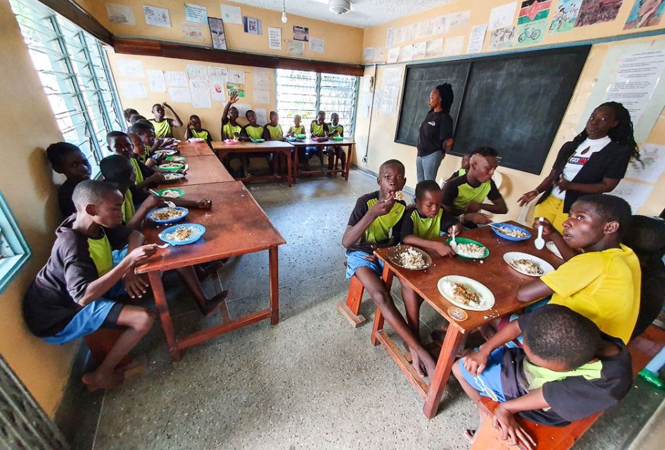 kids eat meal in classroom