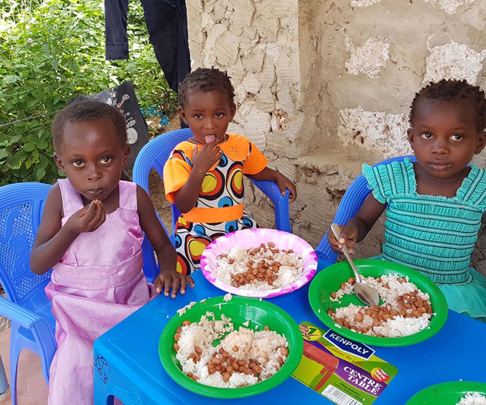 kids eat at the joseph centre